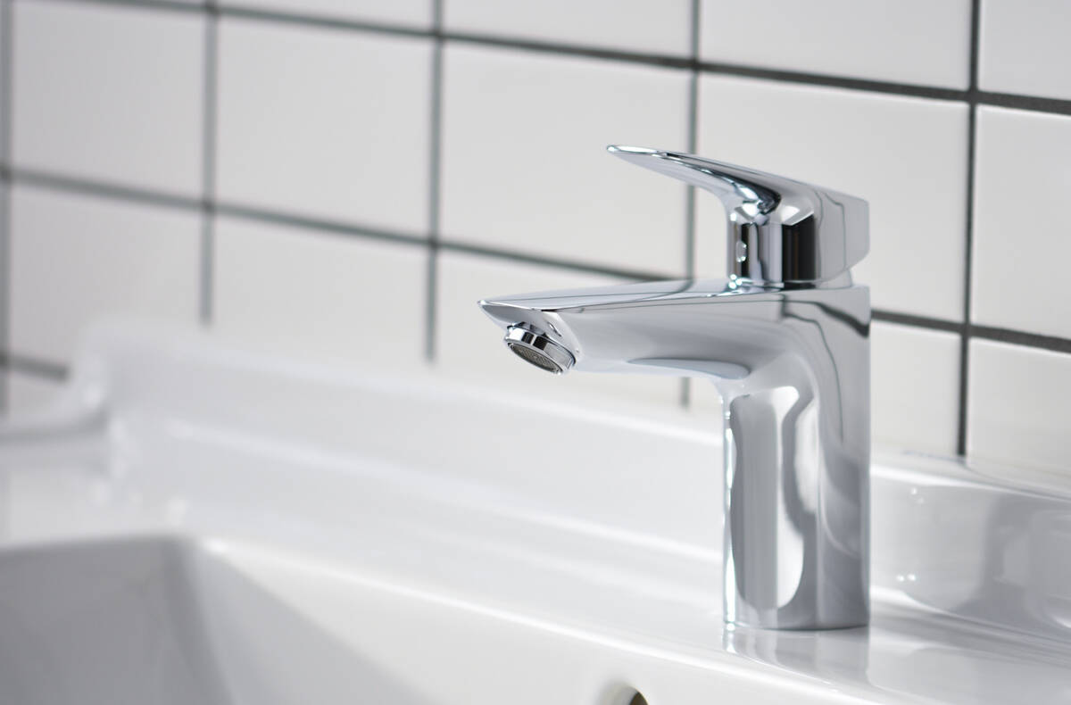 71100000 MIJEŠALICA HANSGROHE LOGIS 100 UMIVAONIK S PILETOM