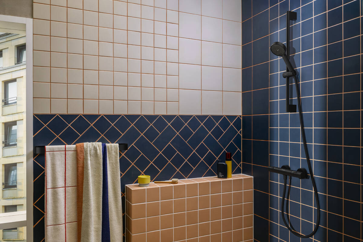 28044670 TUŠ KOMPLET HANSGROHE ACTIVERA SELECT S  65 cm CRNI